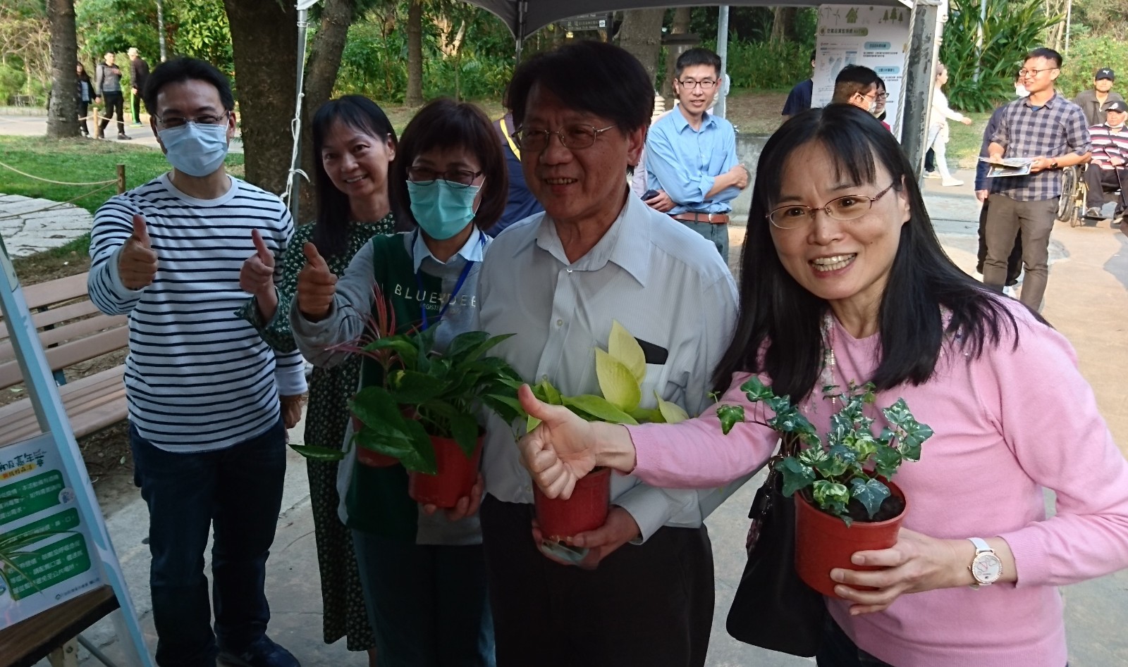 1090307新聞相片_蔡鴻德副署長參觀淨化室內空氣品質的植物介紹.JPG