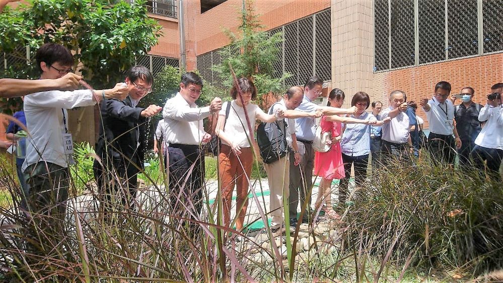 1090717新聞相片_張子敬署長_左3_體驗海綿花園水循環-1.jpg