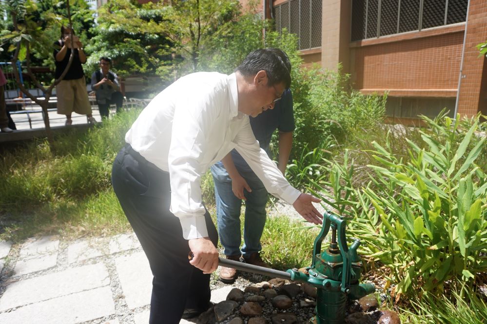 1090717新聞相片_張子敬署長操作手動泵浦澆灌花園-5.jpg