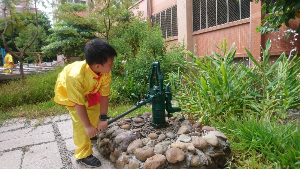 1090717新聞相片_小朋友喜愛親近雨水花園-6.jpg