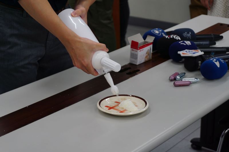 1090720照片_製作奶泡為笑氣之正常用途之一-1.jpg