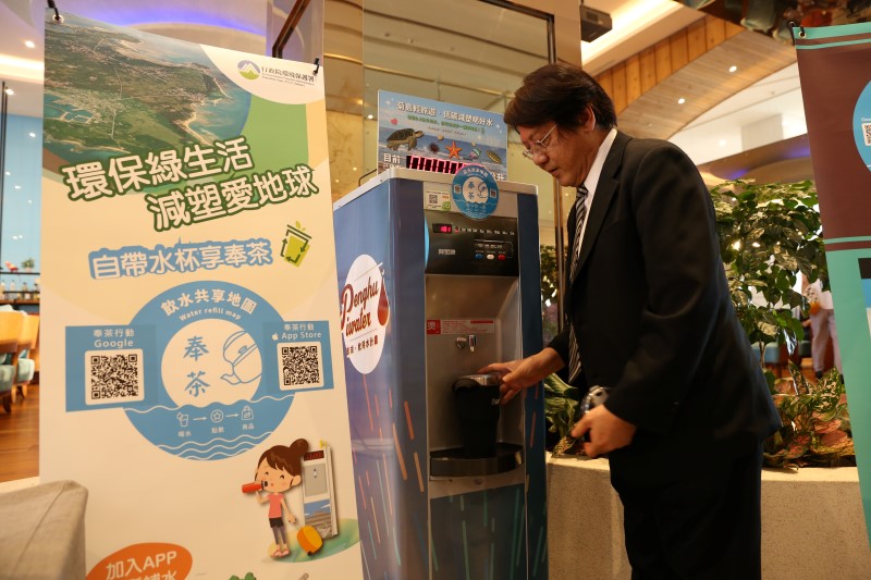 1610701760457711.jpg 蔡副署長於澎湖自帶水杯使用飲水機裝水,減塑又低碳-1.JPG