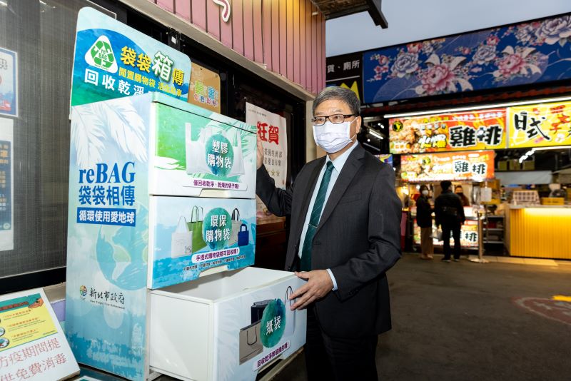 2.5.1100205新聞相片_沈志修副署長參觀夜市提供民眾的回收購物袋再利用-1.jpg