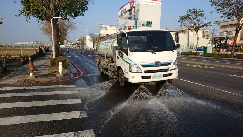 高雄市環保局執行洗掃街作業-1.jpg