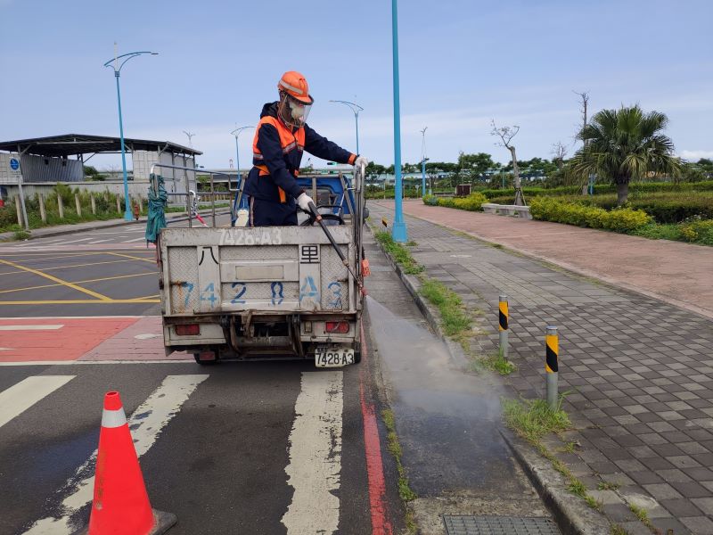 圖1++新北市環保局針對台北港周邊道路進行環境噴消作業-1.jpg