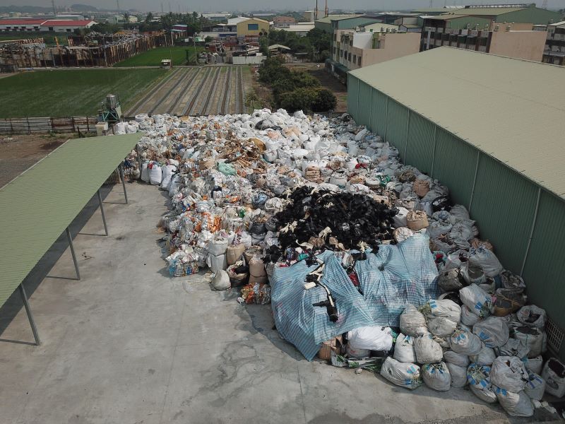 閒置廠房空地堆置廢棄物-1.jpg