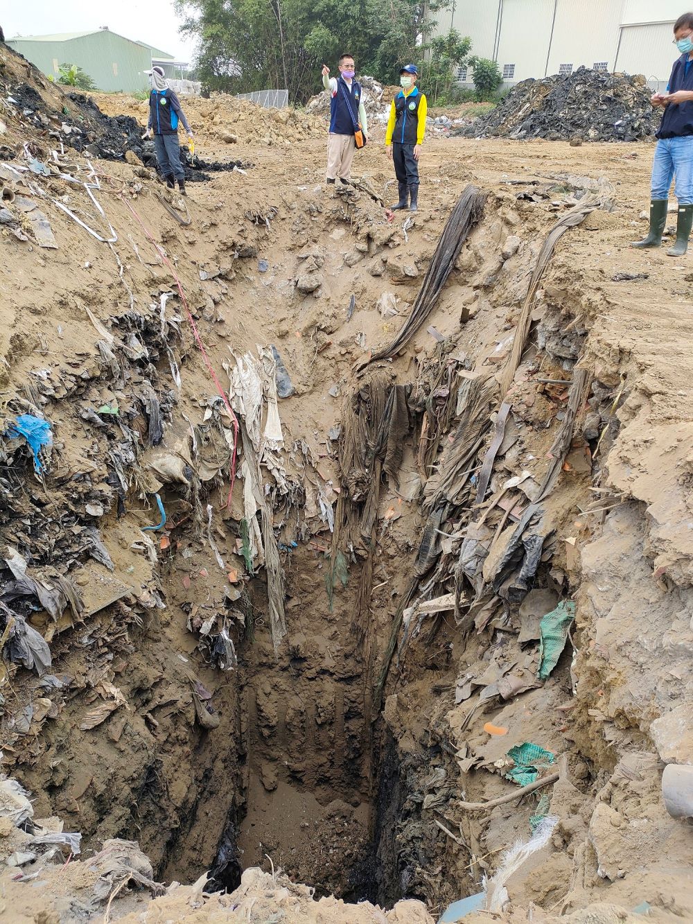 南區大隊勘查開挖7米深之廢棄物坑洞情形-1.jpg