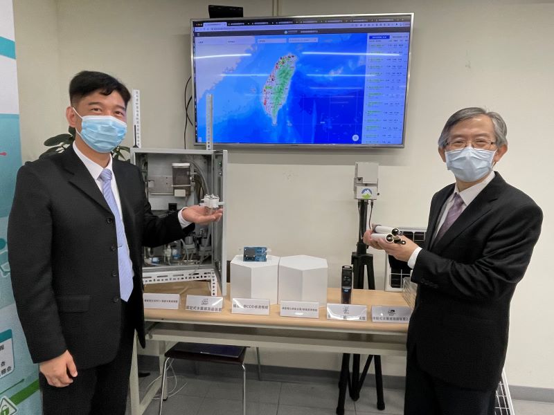 111張順欽處長(右)及農田水利署蔡昇甫署長介紹水質感測器-1.jpg