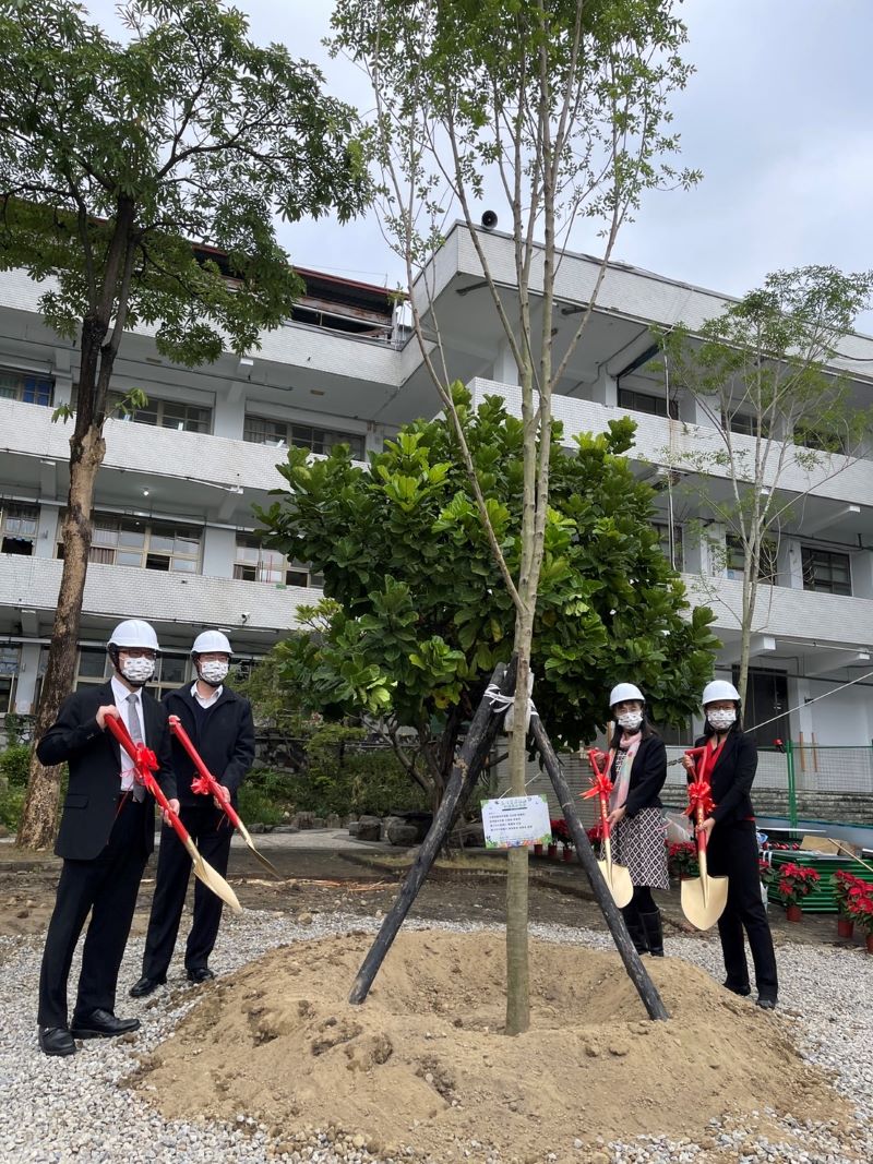 1101222新聞相片_雨水花園開工動土種植樹苗-1.jpg