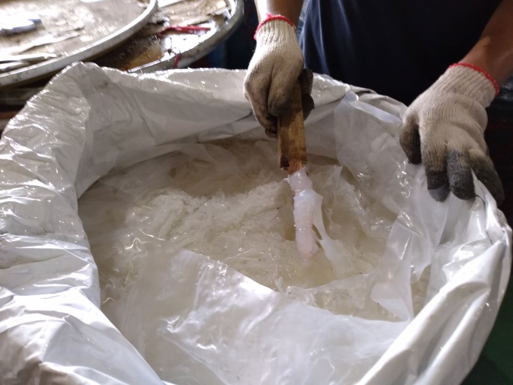 0117廠內棄置部分桶裝廢棄物，經開桶為廢矽膠-1.jpg