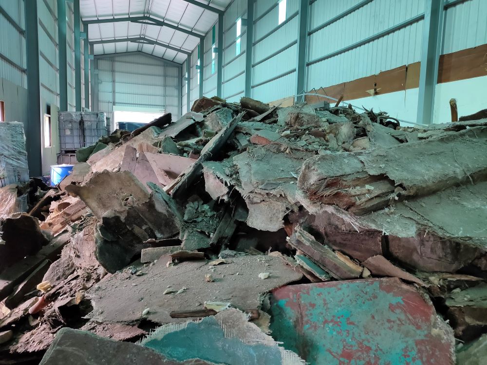 0117廠房內堆置之廢玻璃纖維板-1.jpg