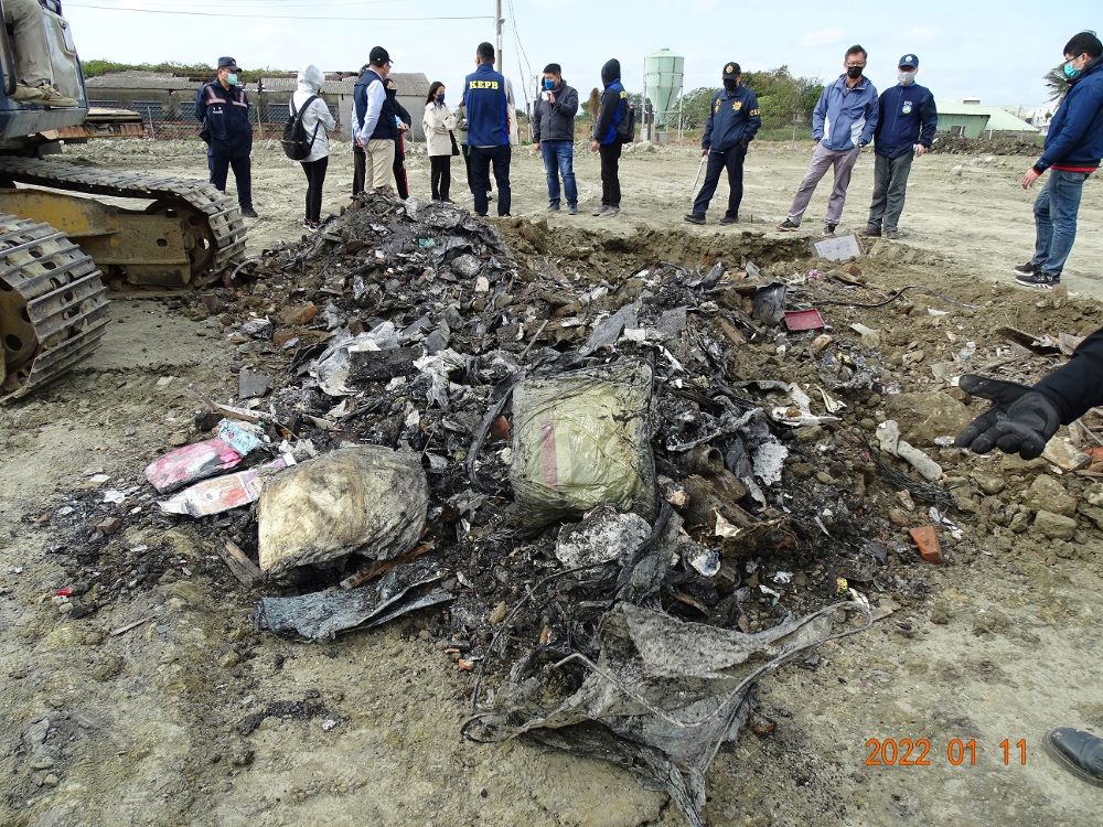 0117農地開挖掩埋大量廢棄物-1.JPG