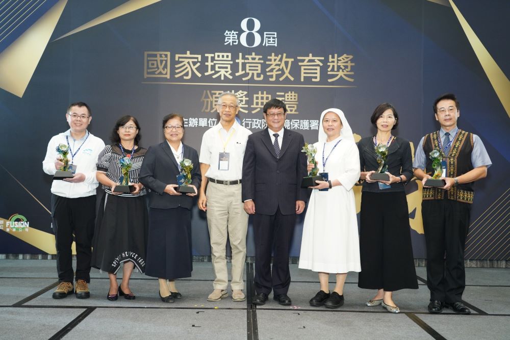 0628學校組得獎者與張子敬署長_右四_合照-1.jpg