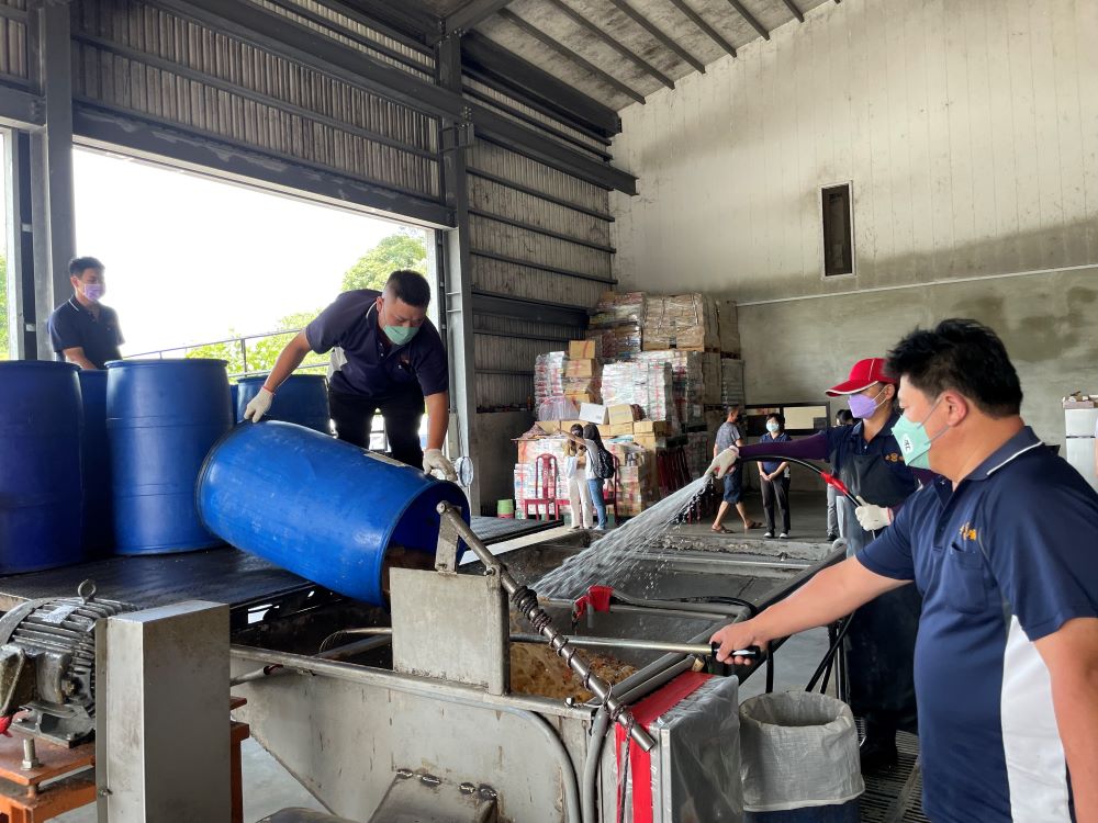 12.全順畜牧場操作廚餘進料粉粹，進行高溫蒸煮-1.jpg