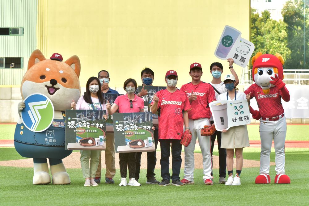 1110821新聞相片_開球大合照_沈志修副署長、味全龍、青瓢及好盒器等代表_-1.jpg