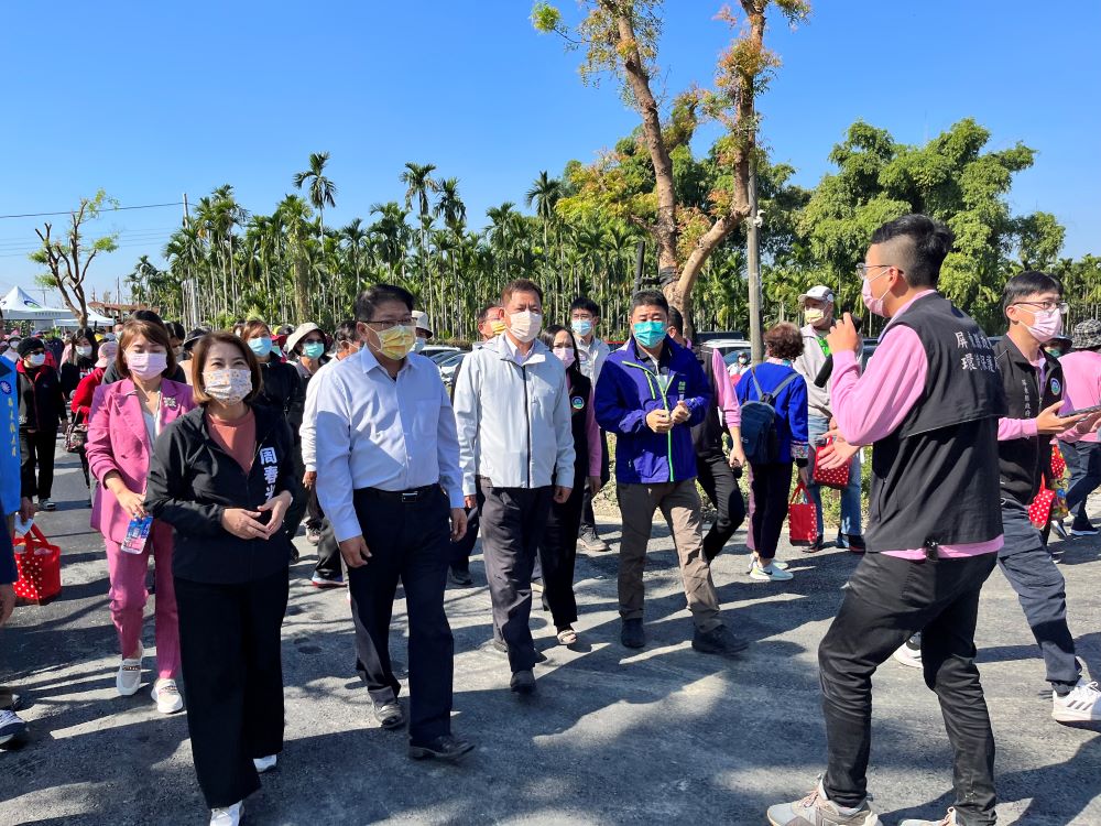 1220潘孟安縣長與顏旭明處長視察龍淨溪水質淨化場全區配置.jpg