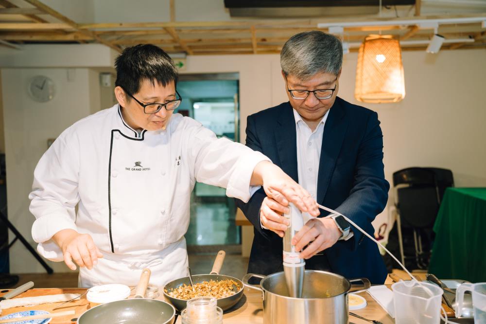 0503112年首惜廚師甄選活動名廚惜食示範料理過程_左曾嘉星主廚_右沈志修副署長_.jpg