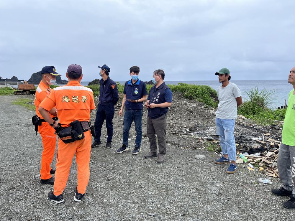 0517照片01_環保署南區督察大隊會同臺東縣環保局、警察局、海巡署與蘭嶼鄉公所人員於蘭嶼鄉共同執行海岸環境稽查執法.jpg