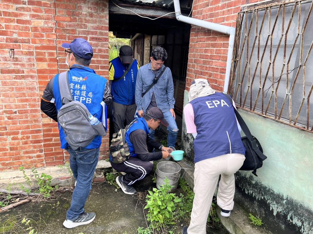 0723.環保機關人員，鉅細靡遺清除積水容器.jpg