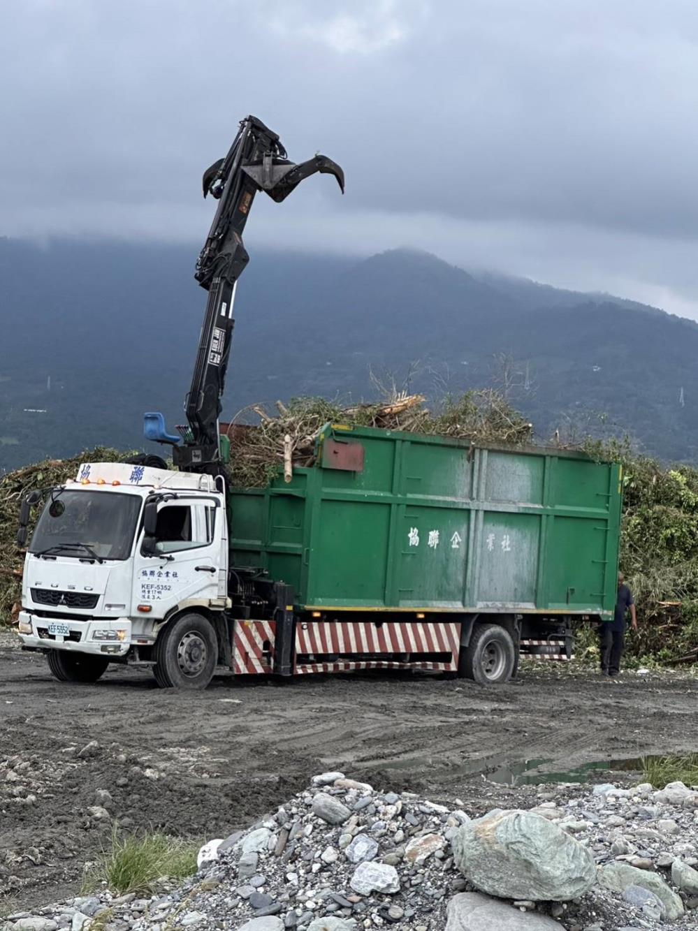 0907.環保局派抓斗車執行災後清理.jpg