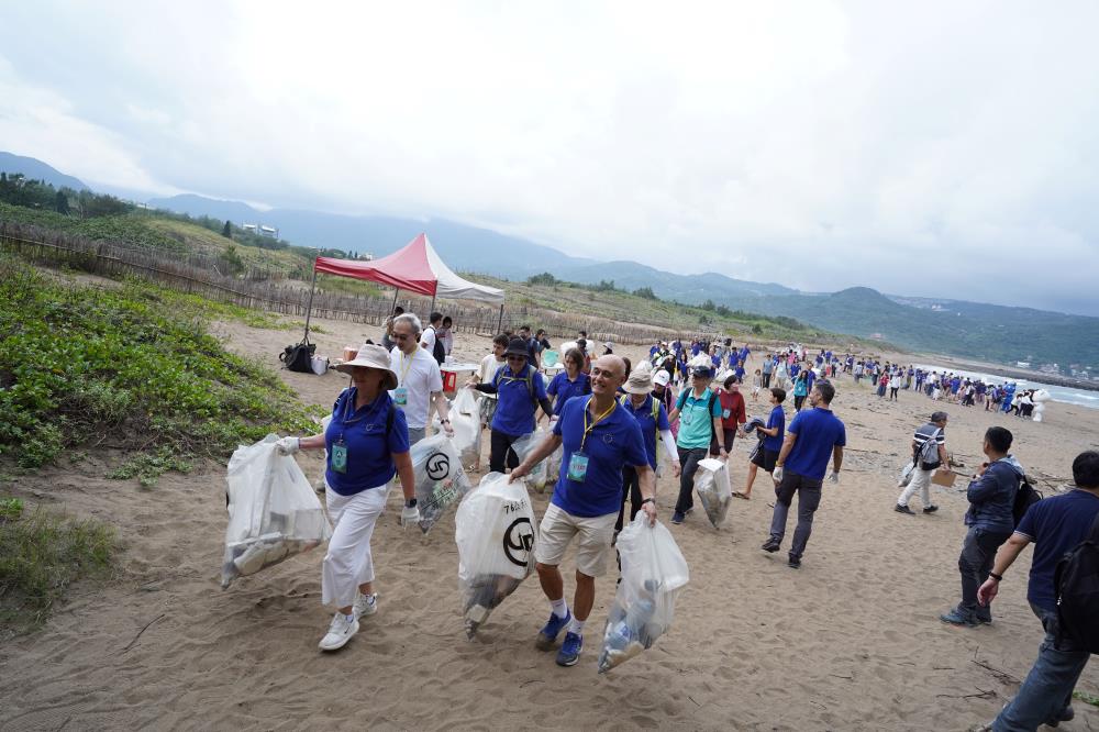 14.圖3_淨灘結束大家合力搬運垃圾.jpg