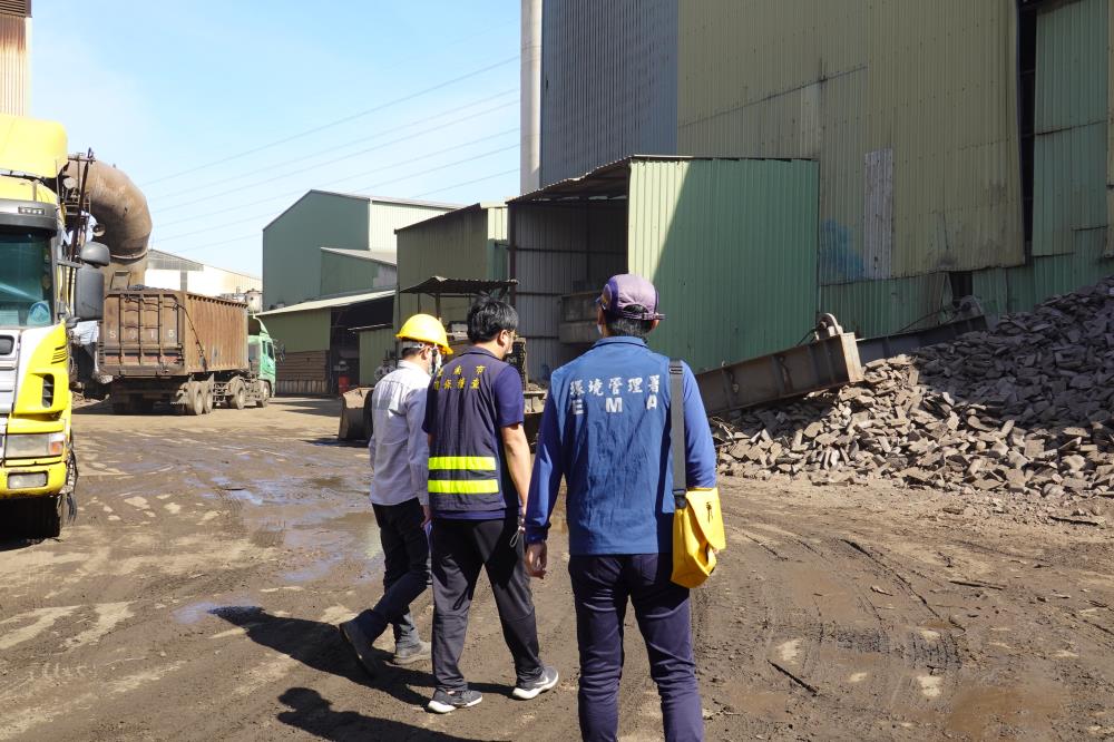 1208.環境管理署會同臺南市環保局聯合稽查鋼鐵廠.JPG