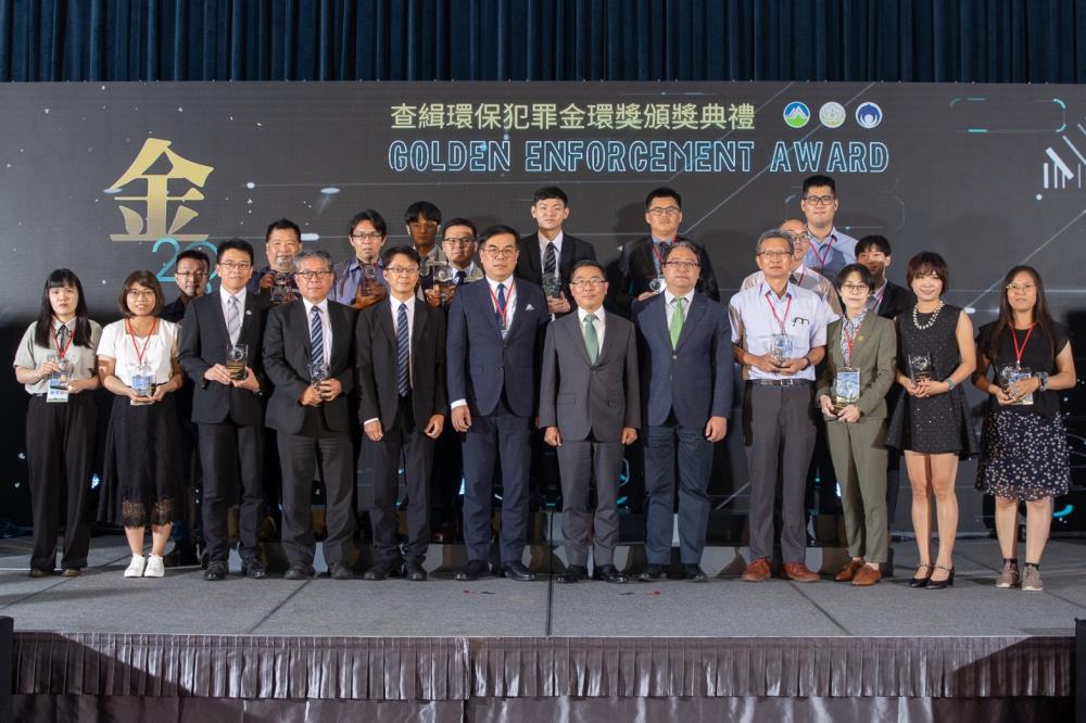 1728810017656882.jpg 0919.行政院林明昕政務委員_右6_、環境部彭啓明部長_右7_與金環獎獲獎者合影.jpg