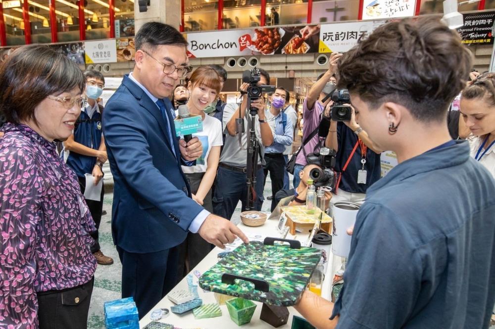 0925.-5環境部彭啓明部長肯定參展單位都是透過創意和巧思促進資源循環的實踐家.jpg