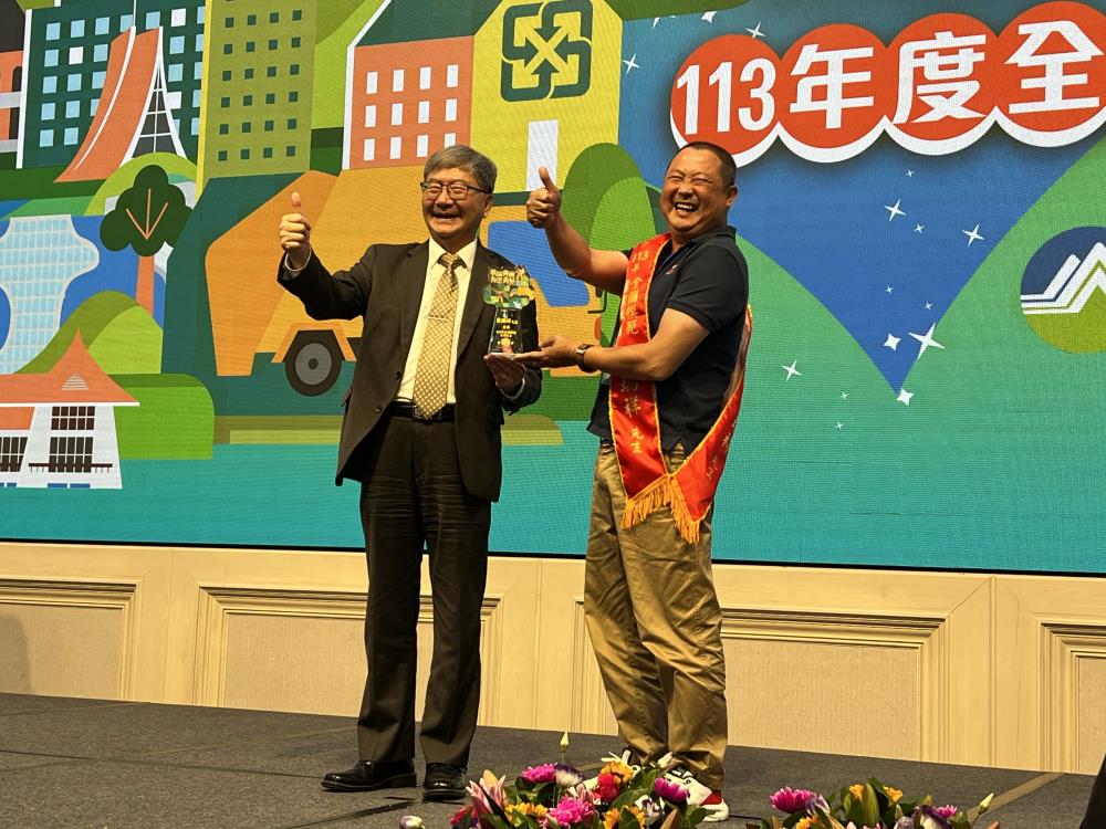 10.16沈次長致贈獎座予受獎人02.jpg