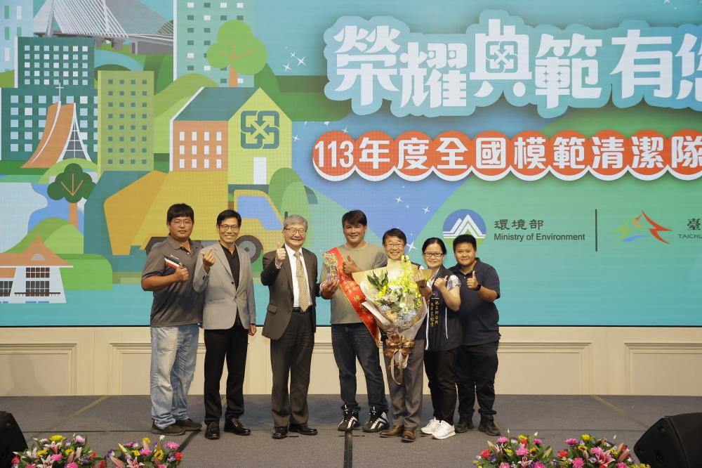10.16沈次長致贈獎座予受獎人04.JPG