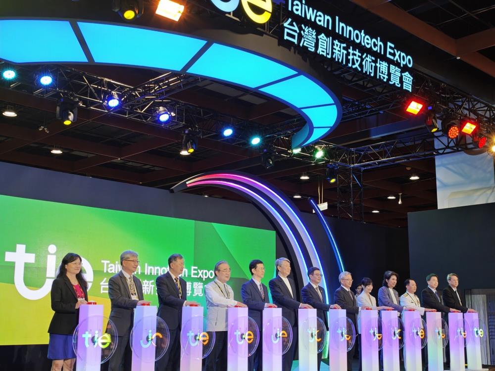 10.17.1.「2024臺灣創新技術博覽會」盛大登場，環境部由沈志修次長（左2）出席聯合開幕式.jpg