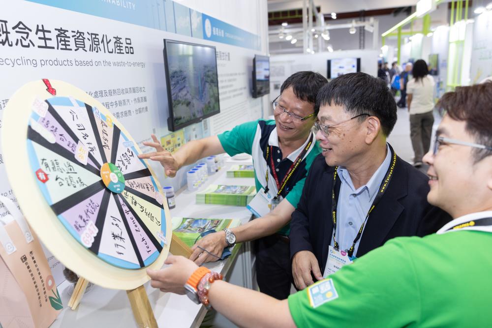 10.17.5.循環署林健三副署長於永續發展館（圖為台鎔科技說明如何建立以廢轉能模式，將廢棄物焚化過程中多餘蒸汽作為蒸餾製程的加熱廢溶劑）.jpg