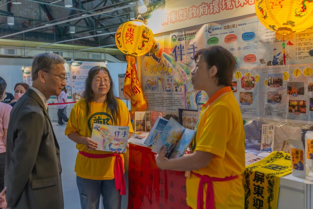 10.19.葉次長聽取屏東繪本作者分享.jpg