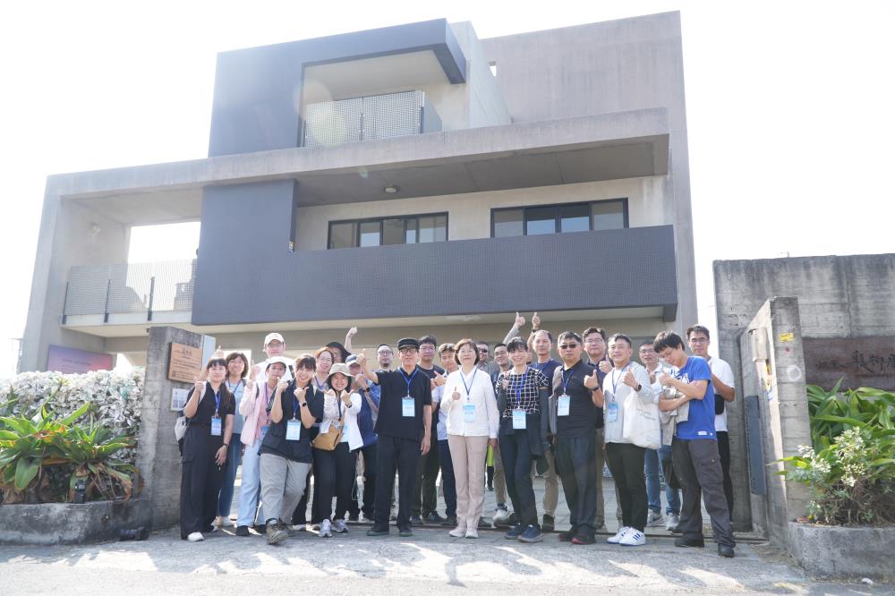 10.19-2.4成龍濕地高腳屋示範民居前大合照.jpg