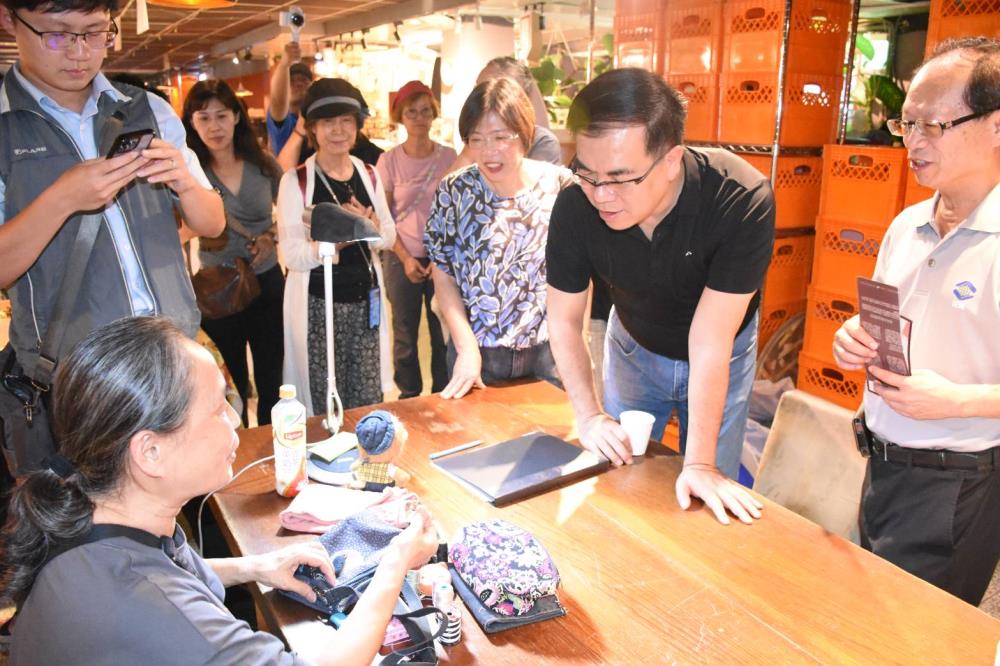 10.19-3.2.環境部彭部長下午驚喜現身，肯定維修達人的手藝，是推動淨零重要角色.jpg