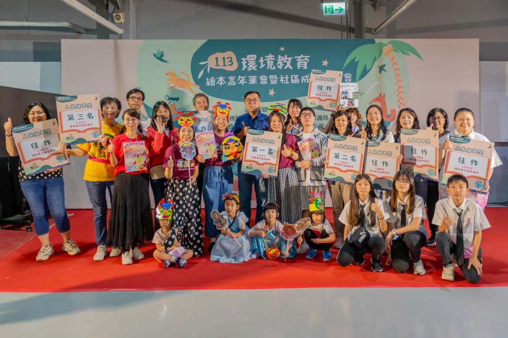 10.20.所有人氣繪本獎得主與彭部長合影.jpg