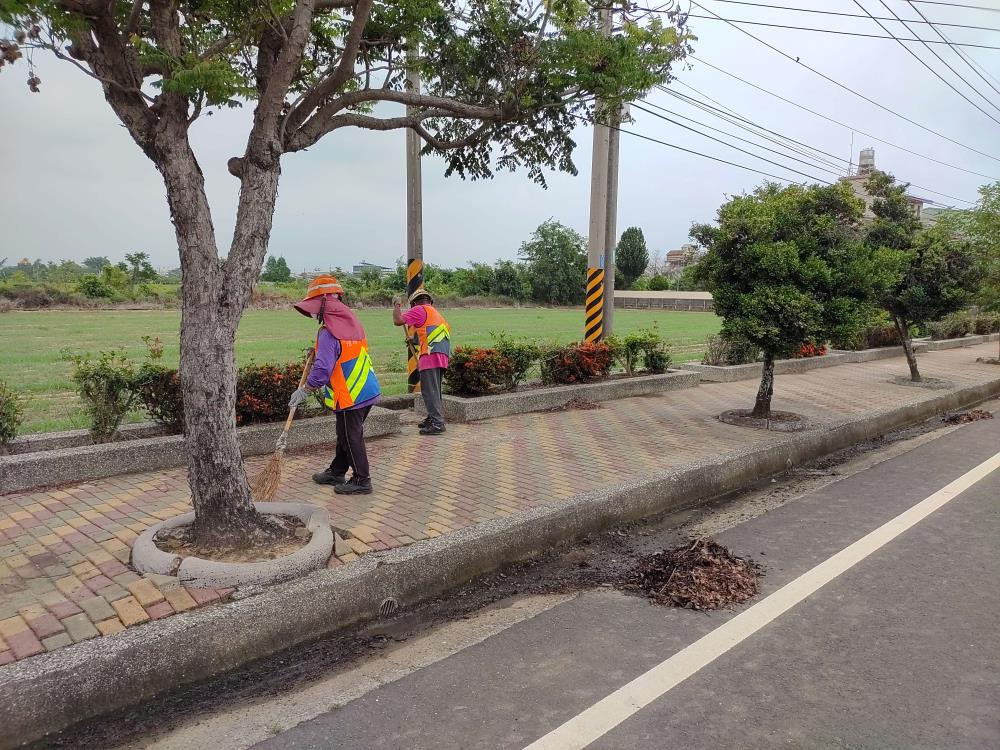 10.25.清潔隊員道路清掃.jpg