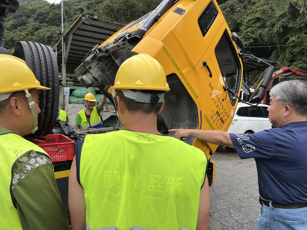 10.25.輔導清潔隊垃圾車保養維護與行車檢點.jpg
