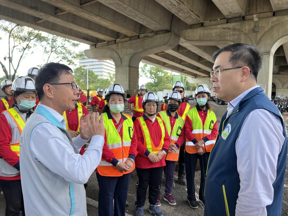 11.02.彭部長與江局長現場討論清潔隊員照護議題.jpg
