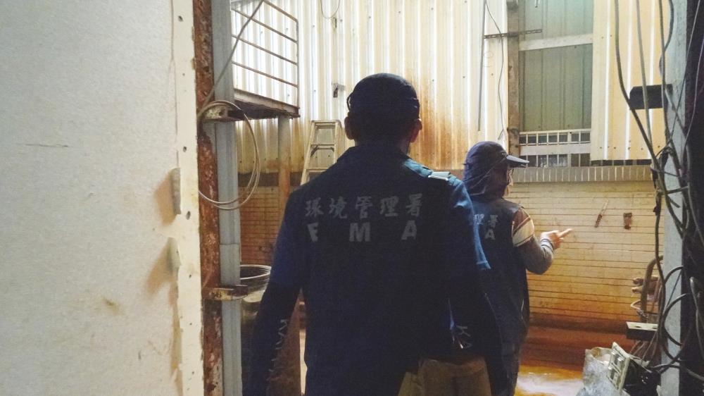 11.04.督察人員查找可疑廢水排放口.jpg