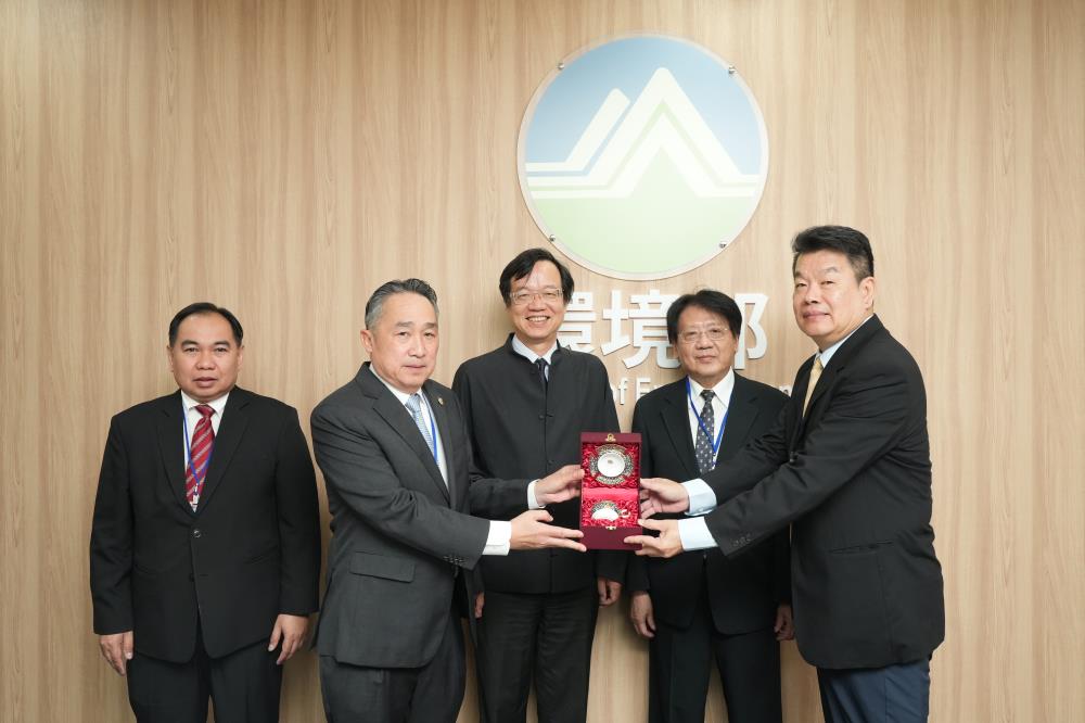 1106-1.環管署劉副署長瑞祥(右一)與泰方代表團合影（自然資源與環境部污染防治局及工業部工業運作司代表）.JPG
