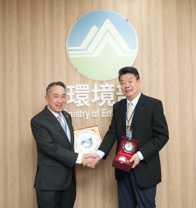 1106-1.環管署劉瑞祥副署長(右)與泰國工業部工業運作司團長(左)互贈禮品合影.jpg