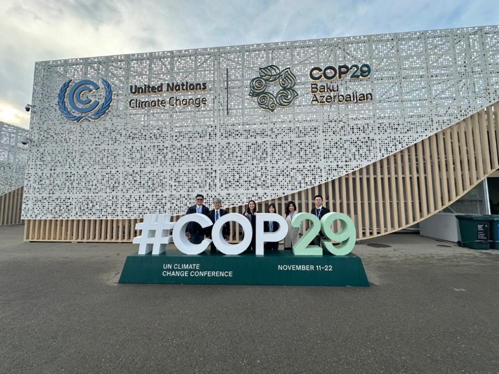 1111-1.圖2_我國NGO代表已陸續抵達COP29，將於藍區會場內辦理周邊會議、論壇與展攤（拍攝於藍區入口）.jpg