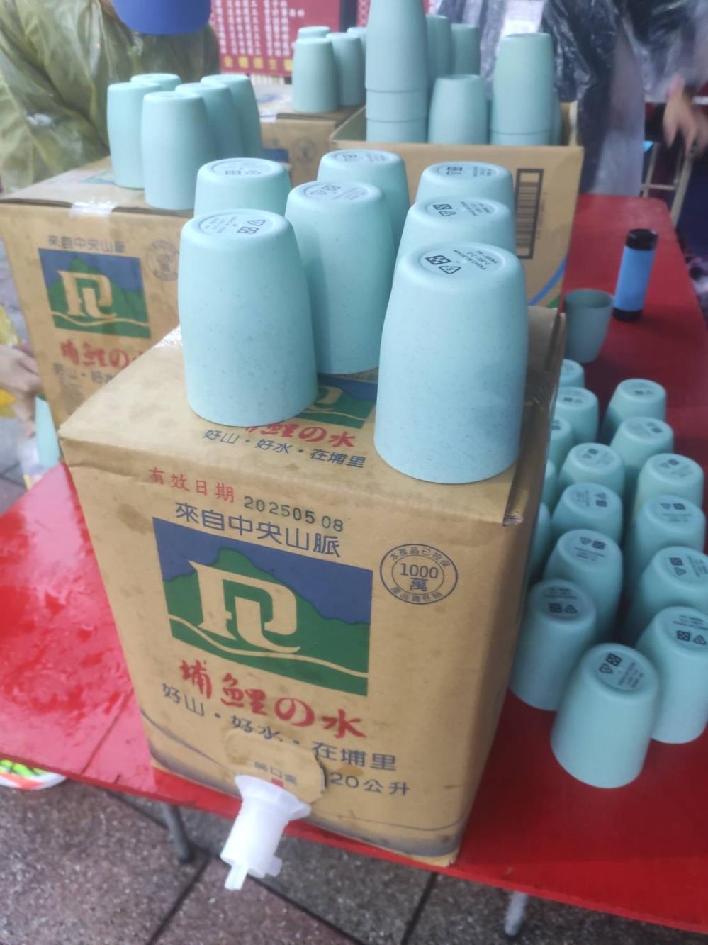 1117.補給站使用環保杯讓選手補充水分.jpg