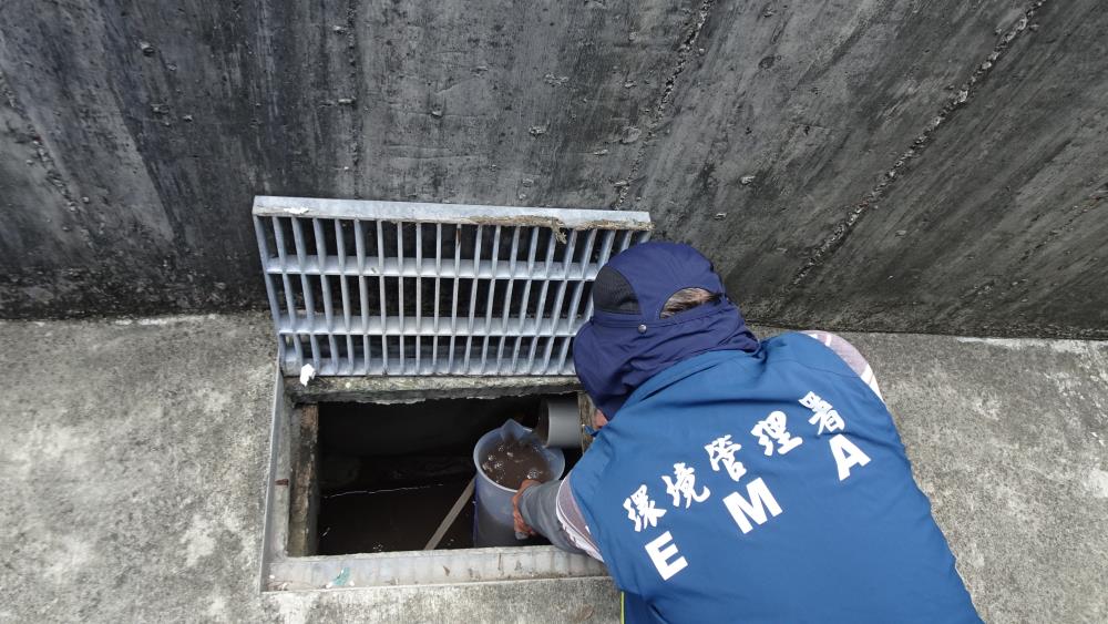 1119-1.督察人員自異常管線採集黑濁色廢水送驗.JPG