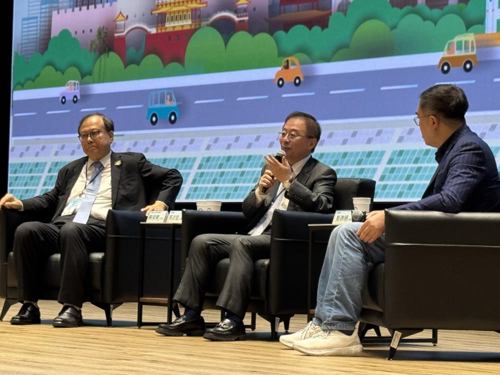 1123.環境部部長彭啓明(右1)、人事行政總處人事長蘇俊榮(左1)與台達電子股份有限公司永續長周志宏(中)進行對談.jpg