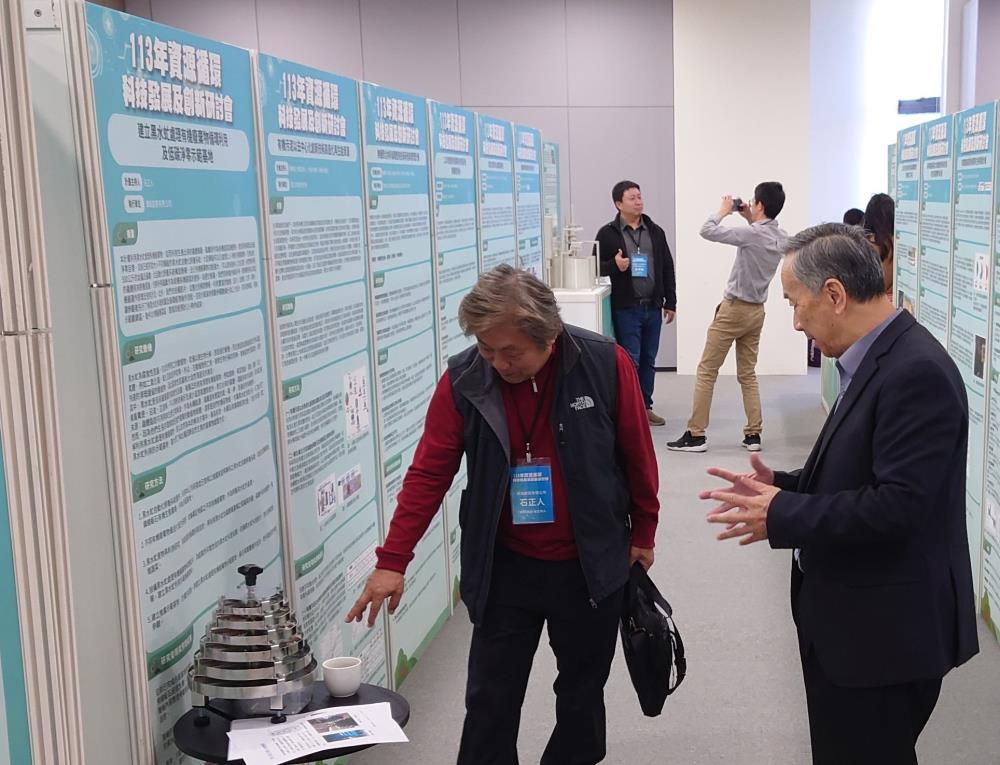 1127.4.現場有60件海報與實物展示資源循環技術研究+_中_石正人教授介紹黑水虻計畫.jpg