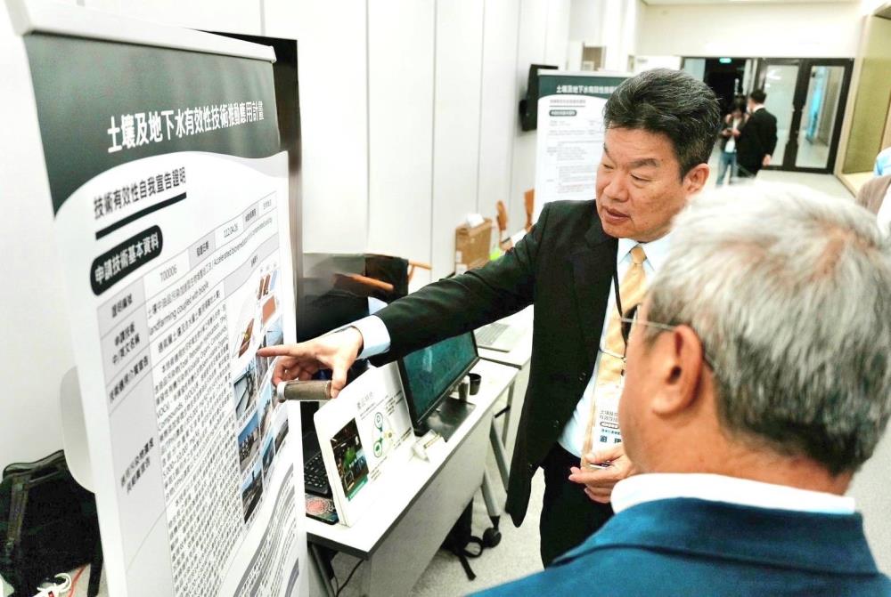 1128.環管署劉副署長瑞祥參觀業者技術攤位.jpg