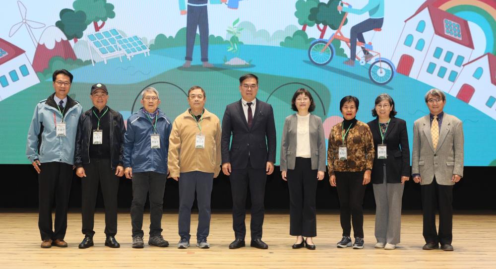 1224.彭啓明部長_中_與評審委員及環保局代表合照.JPG