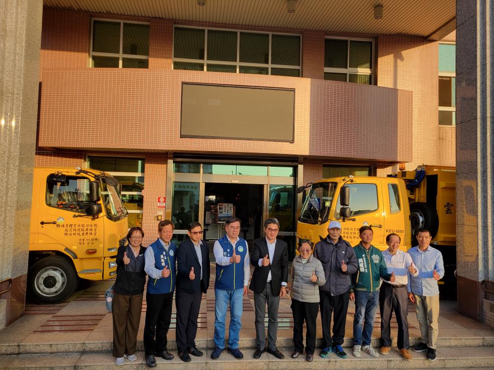 1228.部長協同與會貴賓同補助古坑鄉垃圾車合照.jpg